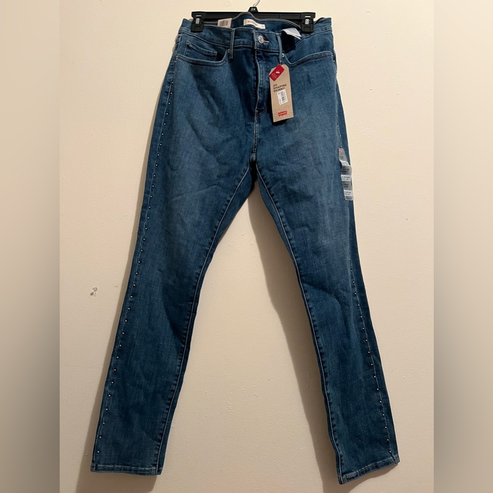 Women’s Levi’s jeans